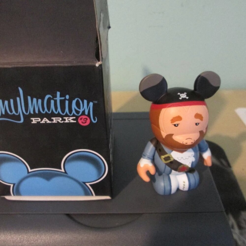 NIB Disney Vinylmation PIRATES of the CARIBBEAN PIRATE AUCTIONEER Park Series 3